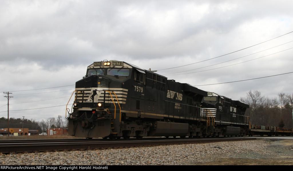 NS 7579 & 7573 lead train 915 westbound